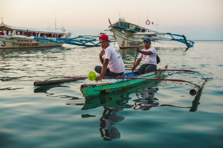 Séjour aux Philippines sur l'île de Mindoro : deux personnes sur une barque Akaoka