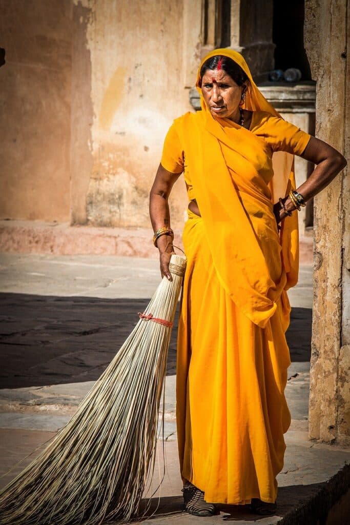 Séjour trekking en Inde à la rencontre d'une femme senior habillée traditionnellement Akaoka