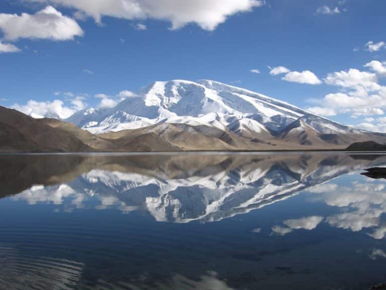 Trek au Tibet : mont enneigé de Shika au bord d'un lac Akaoka