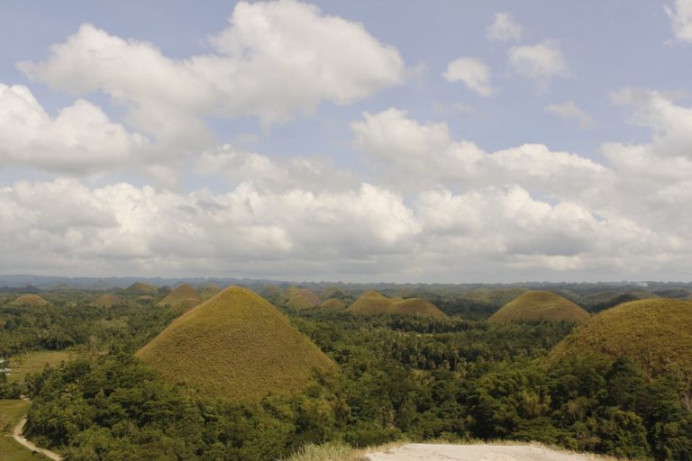 Randonnée aux Philippines dans les atypiques collines Chocolate Hills encerclées de verdure Akaoka