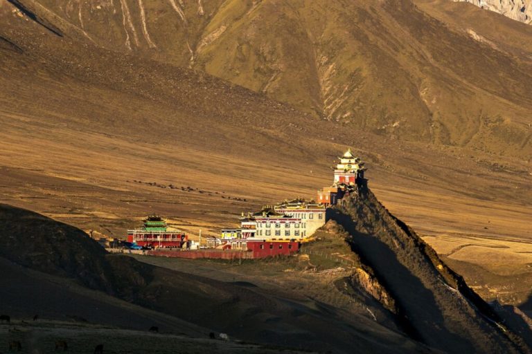 Randonnée au Tibet : monastère tibétain sur le Pic Sacré des montagnes de sables