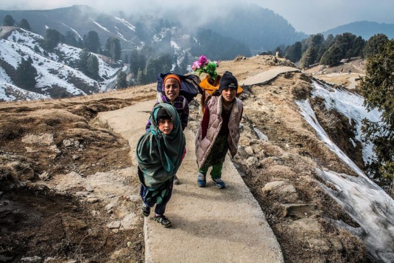 Randonnée en Inde en Himalaya au sommet de la montagne enneigée Akaoka