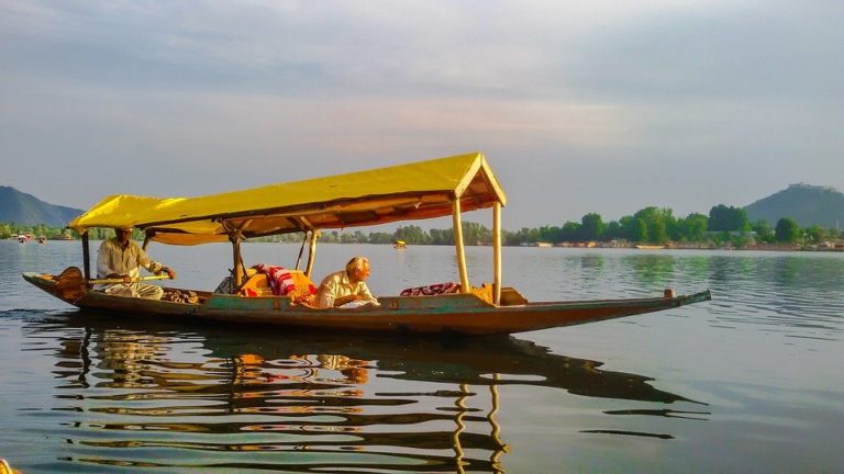 Voyage en Inde en pirogue couverte jaune sur un lac indien entouré de forêt Akaoka