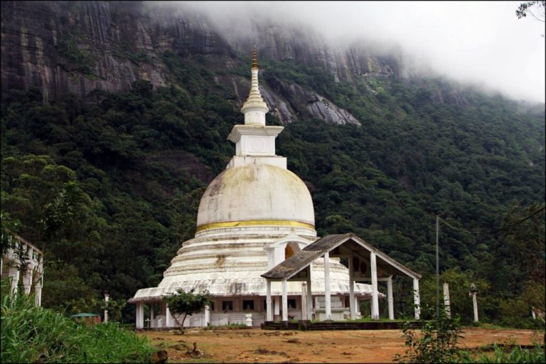 Randonnée pédestre Sri Lanka : un temple bouddhiste blanc au pied d'une falaise Akaoka