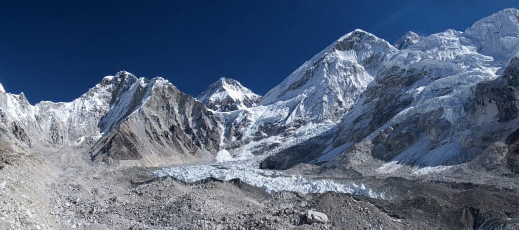 Séjour au Népal sur une chaîne de montagnes recouverte de neige Akaoka