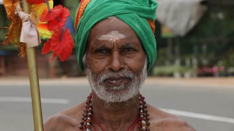 Séjour au Sri Lanka : un homme vêtu en tenue traditionnelle Akaoka