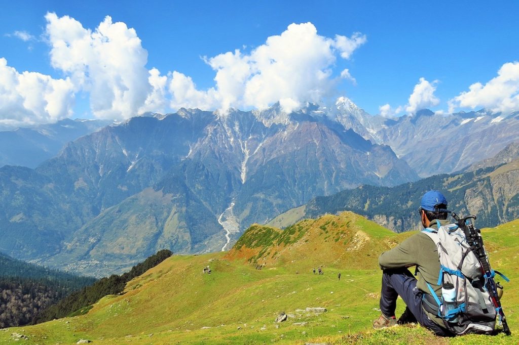 Séjour en Inde dans l'Himalaya : vue sur un paysage verdoyant depuis le sommet d'une vallée Akaoka