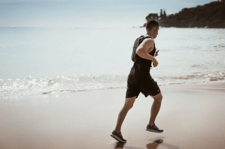 Un homme qui marche au bord de la mer, séjour remise en forme