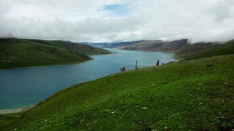 Trek au Tibet en pleine nature au bord d'une rivière Akaoka