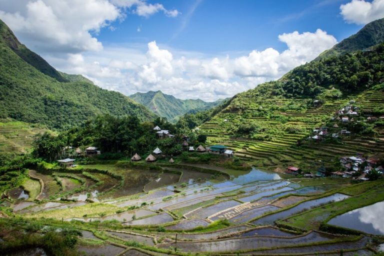 Trek aux Philippines dans les rizières entourées de hautes montagnes verdoyantes Akaoka