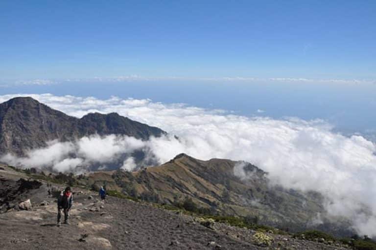 Trek en Indonésie à Bali au sommet d'une montagne Akaoka