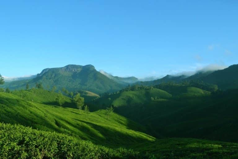 Trek Inde Kerala : Coorg Bangalore et un paysage montagneux et de verdure avec un ciel bleu