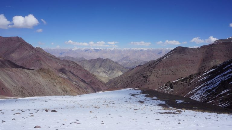 Trek en Inde à Markha au sommet des montagnes enneigées Akaoka