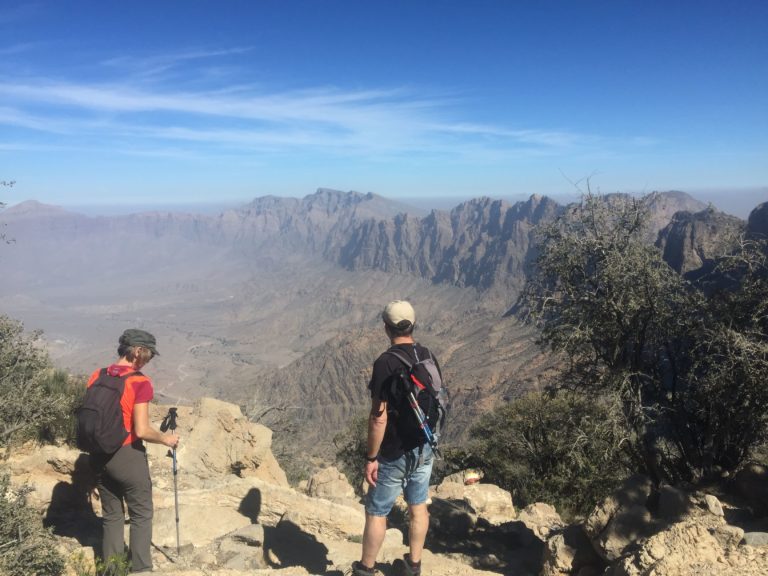 Excursions Oman et sa nature: des randonneurs sur Jebel Akhdar, qui regarde les montagnes et la vue