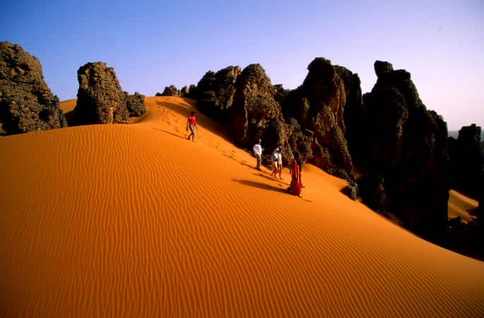 Trek en Algérie Tam Djanet dans le désert de sable et de massifs rocheux Akaoka