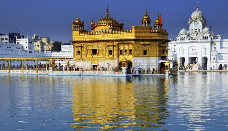 Trekking en Inde dans l'Himalaya : un temple en or sur un lac Akaoka