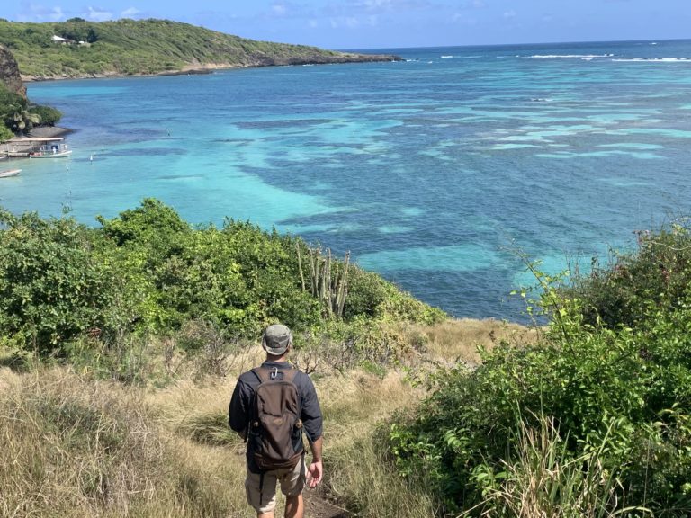 Trek en Martinique sur les montagnes verdoyantes au bord de l'océan Akaoka