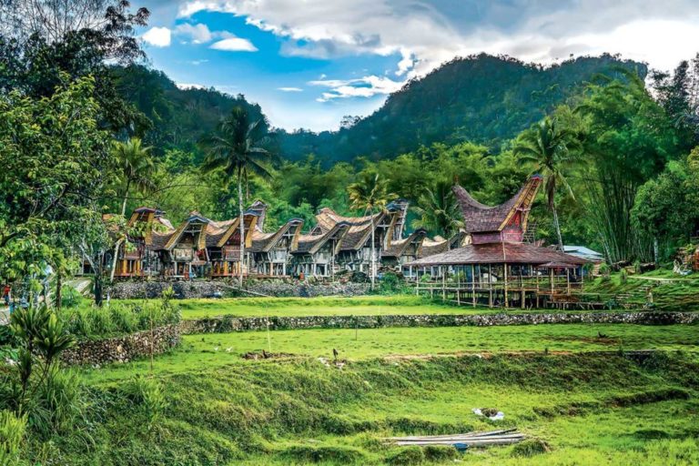 Trekking Indonésie découverte d'un village au milieu de montagnes verdoyantes Akaoka