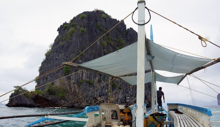 Voyage aux Philippines à Palawan depuis un bateau à voiles sur la mer Akaoka