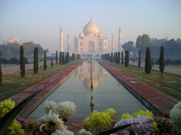 Voyage en Inde : visite du Taj Mahal un temple construit en marbre blanc, un jardin et canal Akaoka