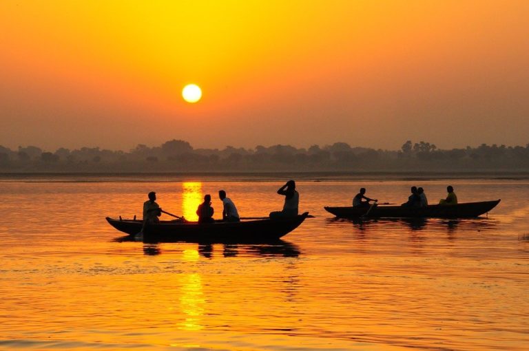 Voyage en Inde en pirogue à Gange sur un lac sous un coucher de soleil Akaoka