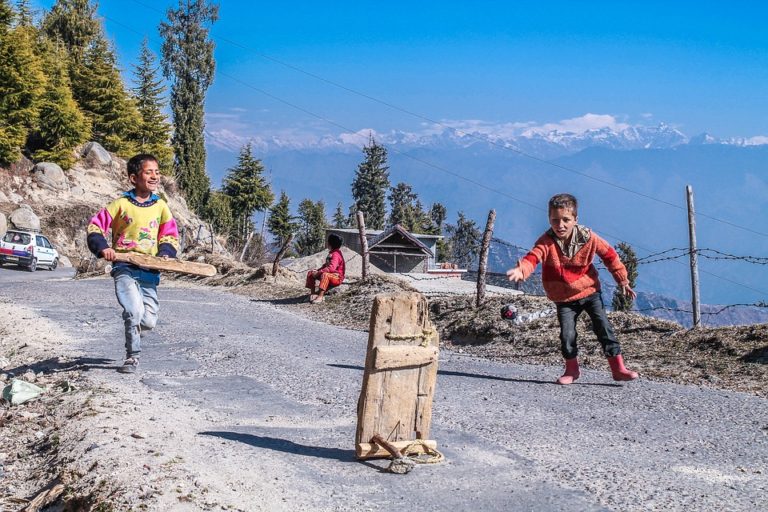 Voyage découverte en Inde : des enfants entrain de jouer au sommet de montagnes Akaoka