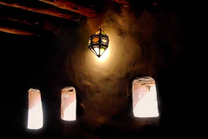 Voyage au Maroc : lampe orientale accrochée au mur d'une kasbah Akaoka