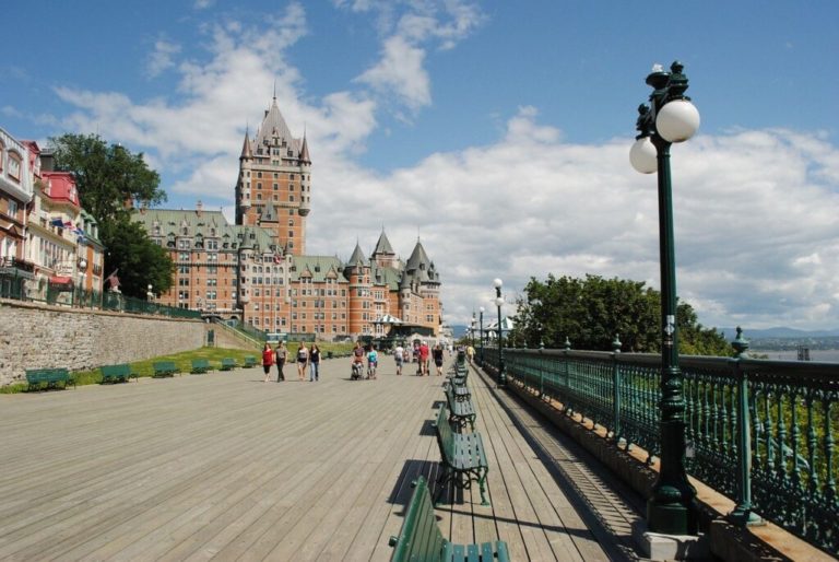 Voyage au Canada : un château près d'un fleuve Akaoka