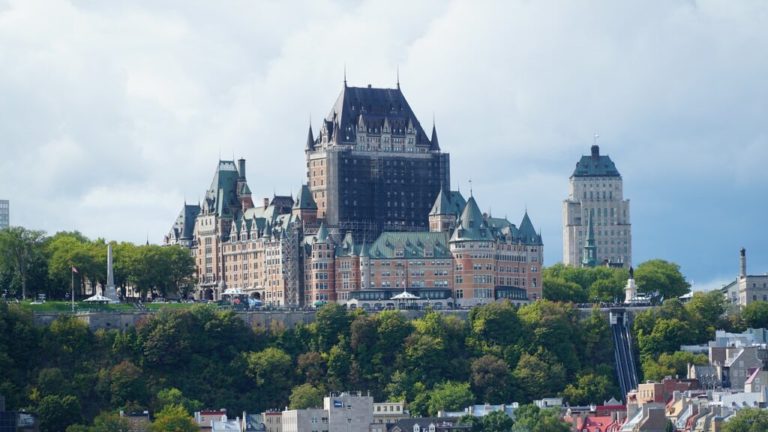 Voyage au Canada : vue sur le Château de Frontenac Akaoka