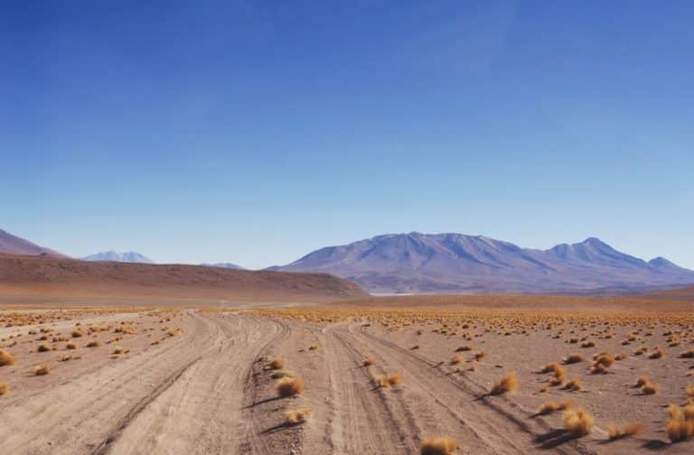 Randonnée en Bolivie dans un grand désert aride entouré de montagnes Akaoka