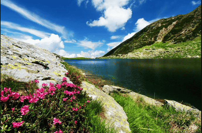 Randonnée en Roumanie au bord d'un lac Akaoka