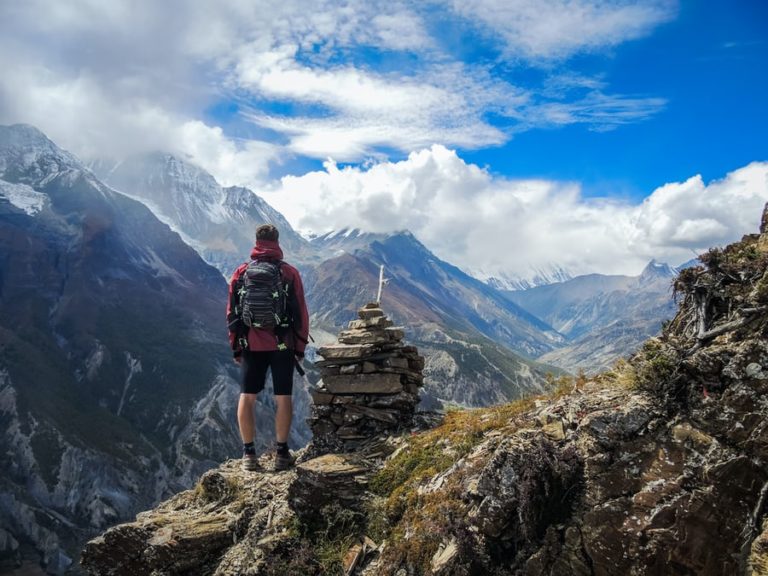 Randonnée au Pérou dans les hauteurs d'une chaîne de montagnes Akaoka