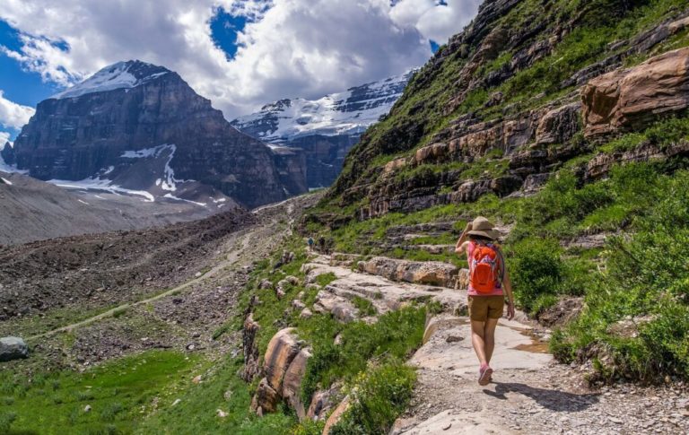 Randonnée au Canada au Québec sur une piste de montagne rocailleuse et verdoyante Akaoka