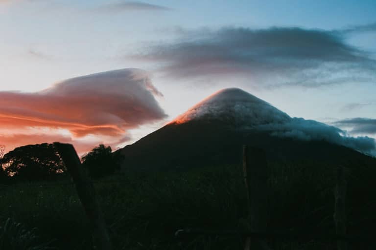 Trek au Nicaragua : coucher de soleil sur un volcan Akaoka