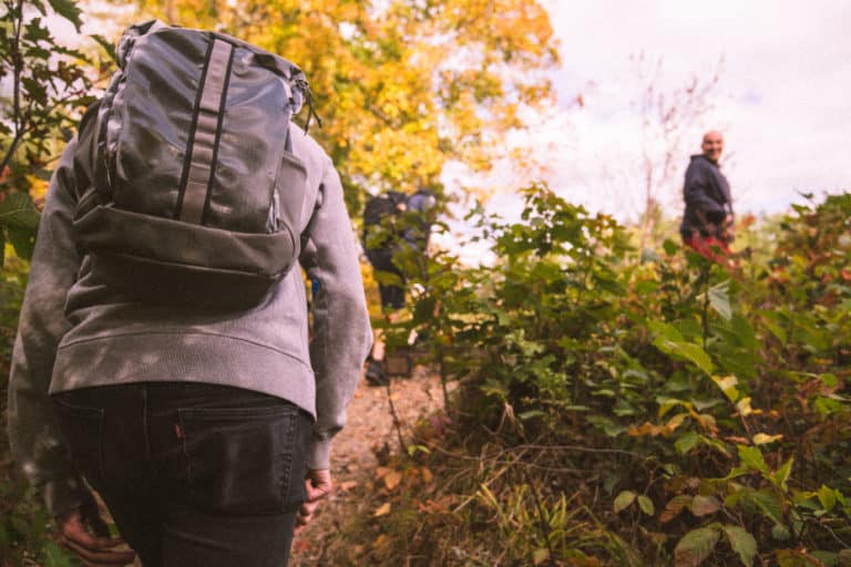 Des randonneurs en plein trekking en famille