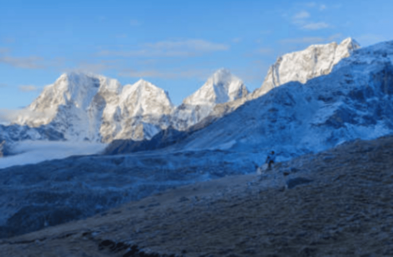 Homme assis sur une roche admirant la splendeur du paysage qui s'offre à lui,aventure Mont-Blanc