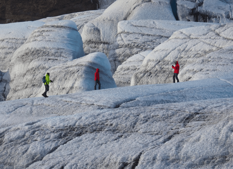 Randonneurs menant leur activité au sommet d'une montagne, Chamonix Zermatt randonnée