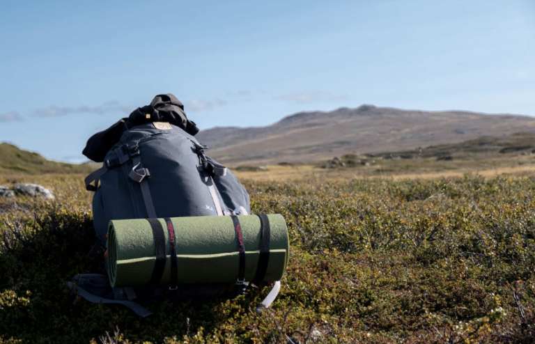 Sac à dos de rando sur le sol sur un sentier Montagneux,découverte Cévennes