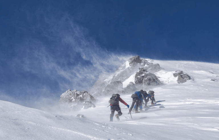 Randonneur sur un sentier Montagneux plein de neige,Dôme des Écrins