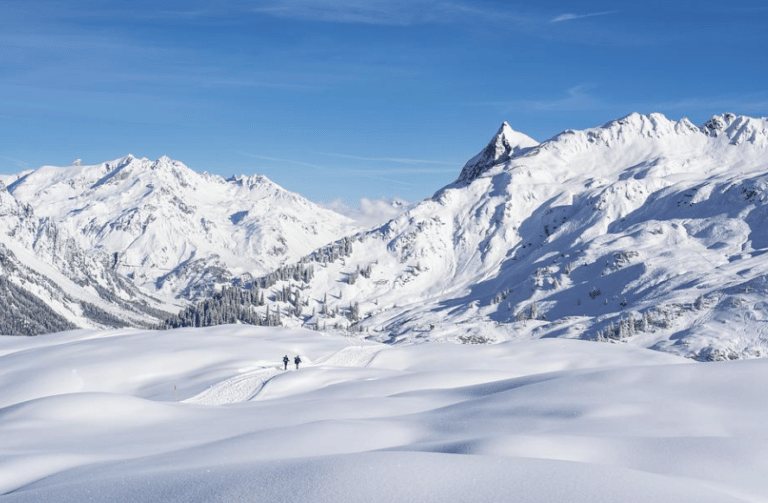 Randonneur sur une piste montagneuse grimper le Mont Blanc