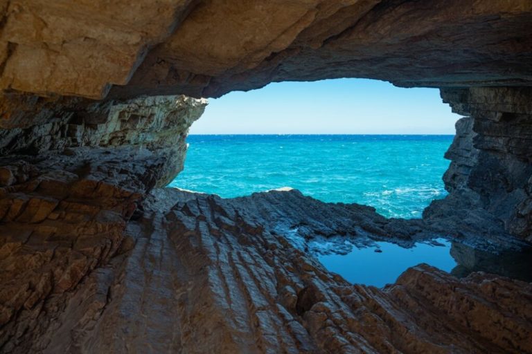 Randonnée Grèce Parc National du Pinde grotte en mer Akaoka