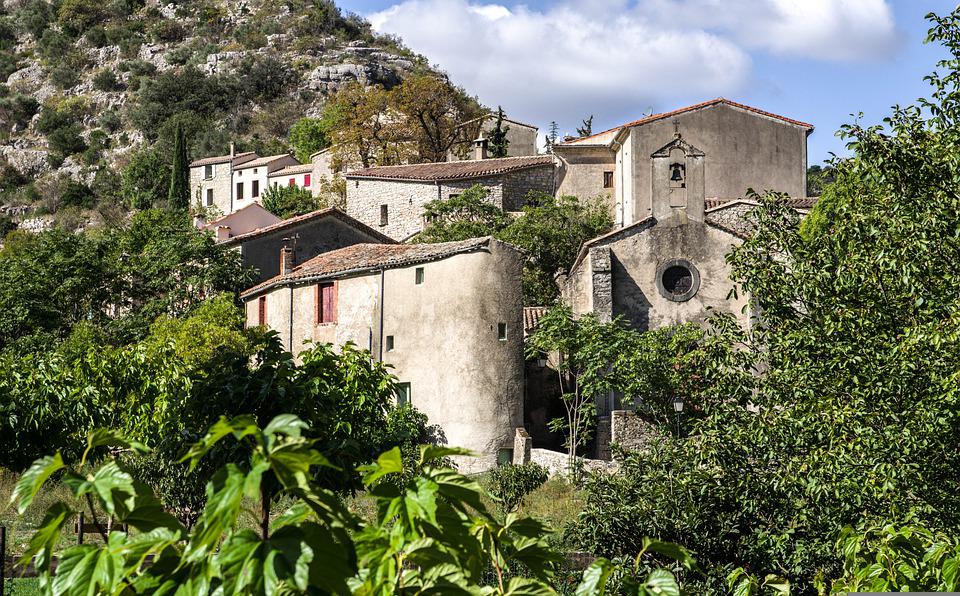 Vue sur un beau village et la nature qui s'offre à vous