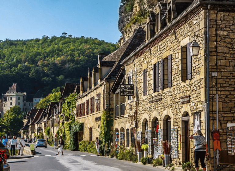 Une rue plein de gens dans une ville, Perigord Noir randonnée