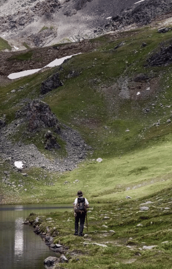 Randonneur vers le sommet d'une montagne, randonnée Auvergne