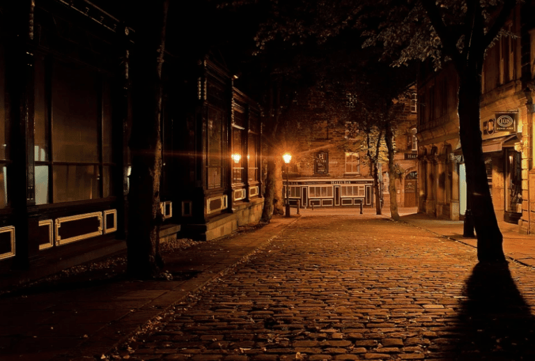 Une rue vide dans une ville le soir, randonnée Dordogne