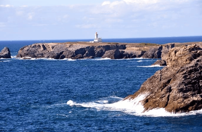 Une maison dans une falaise entoure par la mer, randonnée en mer