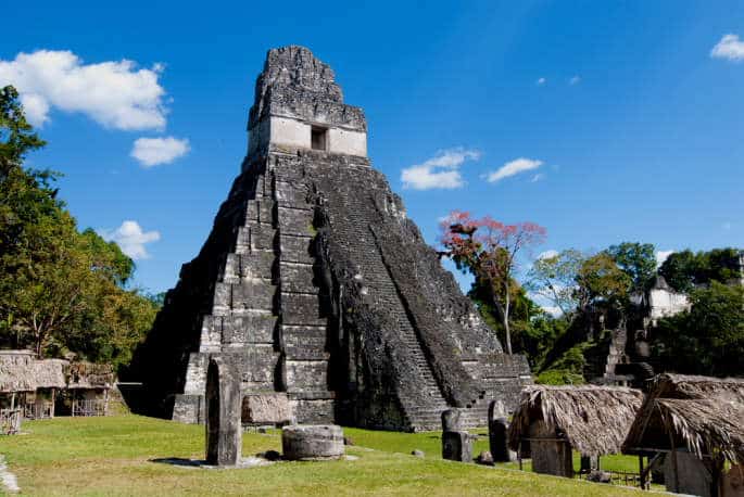 Randonnée au Guatemala pour : une pyramide géante maya et des paillotes Akaoka