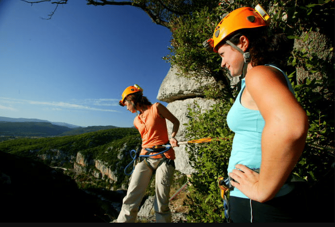 Randonneurs en pleine action de gravir une montagne, séjour Multi-Activités