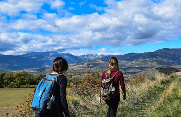 Deux femmes qui marchent sur une piste montagneuse,sport loisir Montpellier