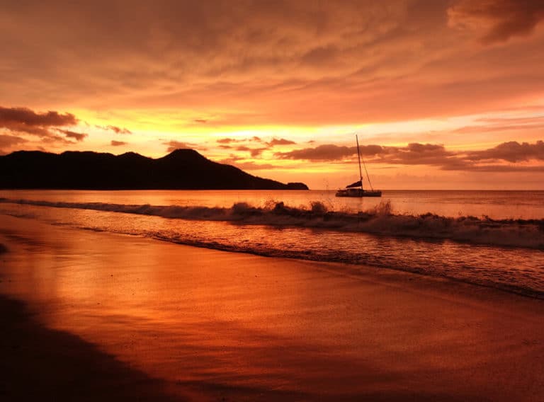 Randonnée au Costa Rica : coucher de soleil sur la plage et au loin le volcan Corcovado Akaoka